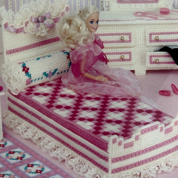 4/$50 plastic canvass craft book Fashion Doll Bedroom Set - Pink and White 🙋♀️ - Picture 3 of 7